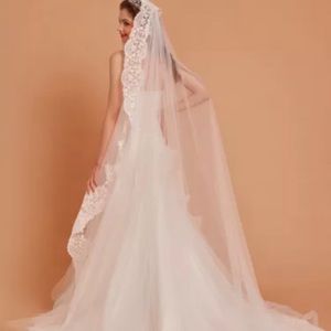 New beautiful 1T cathedral length veil lace edge